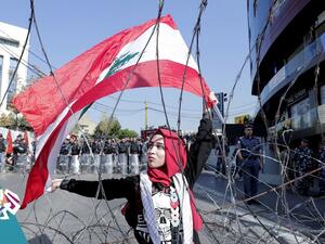 بعد اندلاع الاحتجاجات، وعارض «حزب الله»، المسلح والمدعوم من إيران، استقالة الحريري