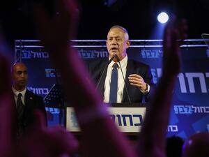 Israeli Kahol Lavan (Blue and White) political alliance leader Benny Gantz addresses his supporters in the coastal city of Tel Aviv on October 31, 2019, to thank them for September's general elections. JACK GUEZ / AFP