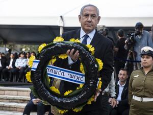 Israeli Prime Minister Benjamin Netanyahu places a wrath on the grave of former Israeli prime minister Yitzhak Rabin during a state memorial ceremony at Mount Herzl in Jerusalem on November 10, 2019. (HEIDI LEVINE / POOL / AFP)