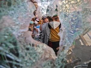 Iraqi protesters clash with Iraqi security forces at Baghdad's Khallani square during ongoing anti-government demonstrations on November 11, 2019. The United States has urged Iraq to hold early polls and carry out electoral reform, after a rights group warned a deadly crackdown on anti-government protesters could spiral into a "bloodbath". Three protesters were shot dead in the southern city of Nasiriyah on November 10 while dozens of demonstrators were wounded in Baghdad. AHMAD AL-RUBAYE / AFP