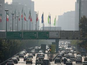 A general view shows traffic congestion in the center of Iranian capital Tehran as heavy pollution hit on November 13, 2019. (AFP/ File Photo)