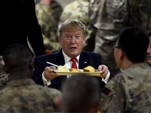 US President Donald Trump serves Thanksgiving dinner to US troops at Bagram Air Field during a surprise visit on November 28, 2019 in Afghanistan. Olivier Douliery / AFP