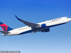 The captain made the decision to order all of the passengers off the aircraft to investigate where it was coming from. (Shutterstock/ File Photo)