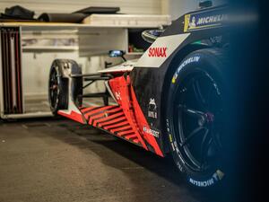 تتضمن الشحنة عشرة أطنان من المعدات الثمينة الخاصة بسباق "فورمولا إي" تشمل سيارات السباق، وقطع الغيار وبذلات السباق