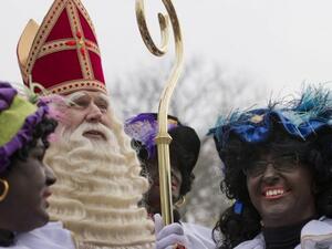 St Nicholas’ blacked-up sidekick ‘Black Pete’ arrives (Twitter)