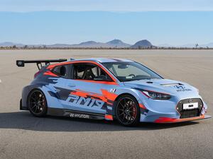 كشفت هيونداي عن الطراز الاختباري "فيجن تي" والسيارة الرياضية RM19 إلى جانب الطراز الصديق للبيئة "أيونك" بتحديثات مميزة