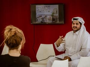 شاب قطري محترف بإعداد القهوة وصاحب مقهى خاص