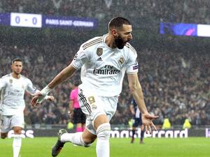 بنزيمة يحتفل بهدفه