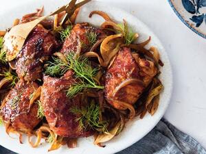 صينية الدجاج مع البصل المكرمل