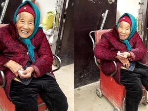It was captured after 106-year-old Mrs Wuyang had come back from a wedding ceremony, bringing with her a handful of nuptial candy, according to Yang Gengsheng, a neighbour who recorded the clip. (Video screenshot)