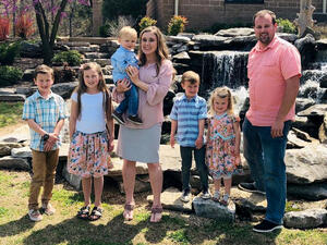 Anna and Josh Duggar with their children. (ANNA DUGGAR/INSTAGRAM)
