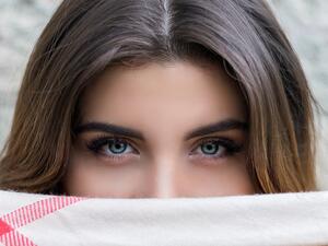 علاجات طبيعية لعلاج قشرة شعر الحواجب