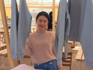 عندما تلتقي التجارة والدبلوماسية: خريجة جورجتاون تعيد تشكيل درجتها العلمية في الثقافة إلى نشاط فني