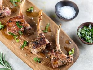 قطع لحم غنم بالثوم والأعشاب