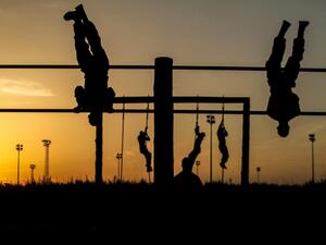 ما تفسير الحلم بمسار حواجز في المنام؟