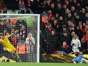 صلاح (يمين) يسدد برأسه مسجلاً هدف ليفربول الثاني