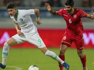 Bahrain's midfielder Mohammed al-Hardan (R) marks Saudi's forward Abdullah al-Hamdan (L) during the 24th Arabian Gulf Cup Group B football match between Bahrain and Saudi Arabia (Photo: Gulf Times)
