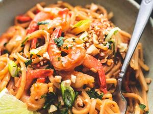 طبق الروبيان التايلاندي مع صلصة الفول السوداني