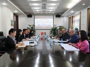 رئيس جامعة شينيانغ نورمال يستقبل أبوغزاله