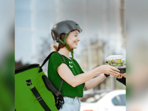 عالم توصيل الطرود لم يعد حكراً على الرجال