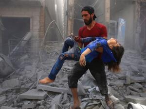 قتل 14 مدنيا بينهم ثلاثة أطفال وامرأتين، الثلاثاء، في قصف جوي شنته الطائرات الحربية للنظام السوري في إدلب