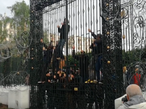 حاول مجموعة من الشباب المعطلين عن العمل اقتحام البرلمان التونسي