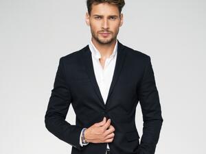 اترك اثنين من الأزرار حول العنق مفتوحين لصنع شكل V حول الرقبة