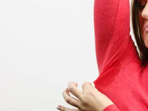 العرق في الواقع هو بلا رائحة لكن البكتيريا التي تعيش على أجسامنا هي سبب هذه الرائحة