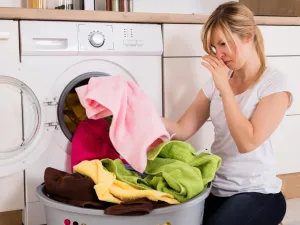 يجب الحرص على وضع الملابس التي يراد تخزينها في أشعة الشمس