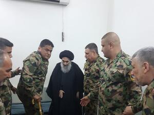  ظهر السيستاني، مع عناصر في الجيش العراقي من الجرحى بمناسبة الذكرى الثانية لإعلان النصر على "داعش".