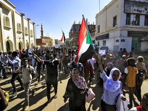 Sudanese protesters march during a demonstration in the centre of Sudan's capital Khartoum towards the prime minister's offices on November 30, 2019, calling upon authorities to deliver justice to those killed in previous protests against the now ousted autocrat Omar al-Bashir. (ASHRAF SHAZLY / AFP)