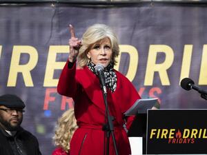 Actress Jane Fonda (C) speaks during a rally to protest against climate change in Washington, DC, on December 6, 2019. JIM WATSON / AFP