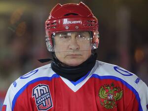 Russian President Vladimir Putin takes part in an exhibition match of the Night Hockey League on an ice rink at Red Square in Moscow on December 25, 2019. Mikhail KLIMENTYEV / SPUTNIK / AFP
