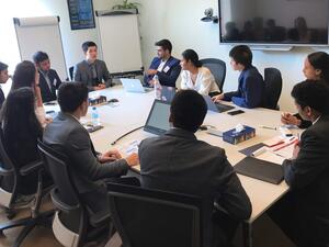 طلاب جامعة جورجتاون يواجهون المشكلات الدولية في مختبر محاكاة الأزمات السنوي