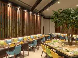 Take your pick from Gourmet Garden, King’s Grill or Orchid Restaurant