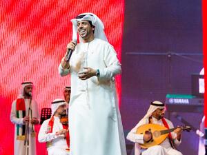 النجم حمد العامري يتألق على مسرح القرية العالمية بمناسبة اليوم الوطني 48