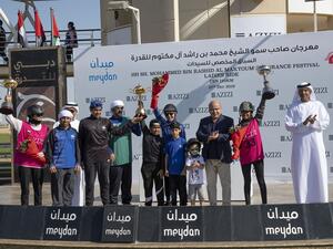 السيد مرويس عزيزي، رئيس مجلس إدارة مجموعة عزيزي يقدم الجوائز للفائزات في "سباق القدرة للسيدات"