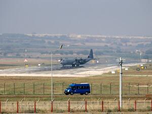 A military aircraft maneuvres on the runway at Incirlik Air Base, southeastern Turkey, on July 28, 2015. (AFP Photo/)