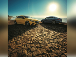 يتوفر العرض على تشكيلة كاملة* من سيارات الركاب والدفع الرباعي مع باقة خدمة لمدة 3 سنوات/45,000 كم، وضمان غير محدود المسافة لـ 3 سنوات وخدمة المساعدة على الطريق لـ 3 سنوات