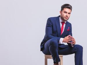 لا يجب مباعدة الرجلين بصورة مبالغ فيها أثناء الجلوس