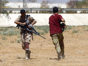 قوى أجنبية تبحث مع عسكرين متناحرين سبل إنهاء الأزمة الليبية