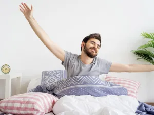 يمكنك أن تحتفظ على المنضدة الصغيرة بجوار سريرك بكوب من العصير أو مشروب الطاقة