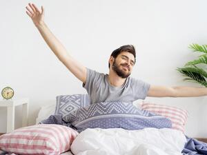 يمكنك أن تحتفظ على المنضدة الصغيرة بجوار سريرك بكوب من العصير أو مشروب الطاقة
