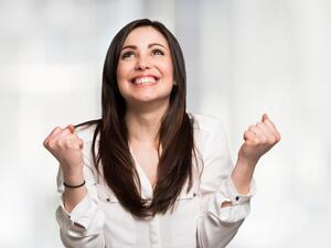 تشير رؤية الشخص السعيد في حلم الرائي إلى الحظ السعيد