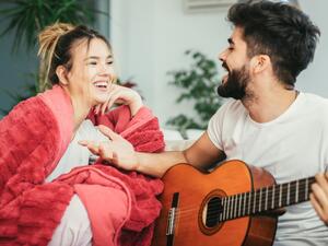 شغّلي شرائط الفيديو القديمة التي تحمل ذكريات جميلة مشتركة بينكما