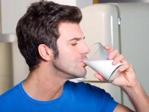 أن المضادات الحيوية التي تُعطى للأبقار قد تؤثر على الصحة بشكل غير مباشر