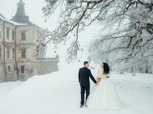 يمكن تزيين الصالة ببعض الورود التي يتميز بها الشتاء
