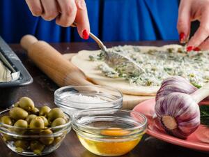 يعمل الثوم على تعزيز إنتاج الكولاجين الذي يعمل على نمو الشعر