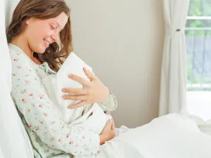 يجب على الأم تجاهل احتياجاتها وبناء حياتها حول طفلها فقط