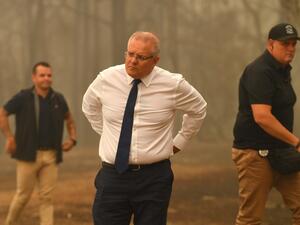 Australia's Prime Minister Scott Morrison (C) visits a resident's property in an area devastated by bushfires in Sarsfield, Victoria state on January 3, 2020. Australia ordered residents and tourists out of the path of raging bushfires on January 3 as the country braced for a weekend heatwave expected to fan the deadly inferno. James ROSS / POOL / AFP